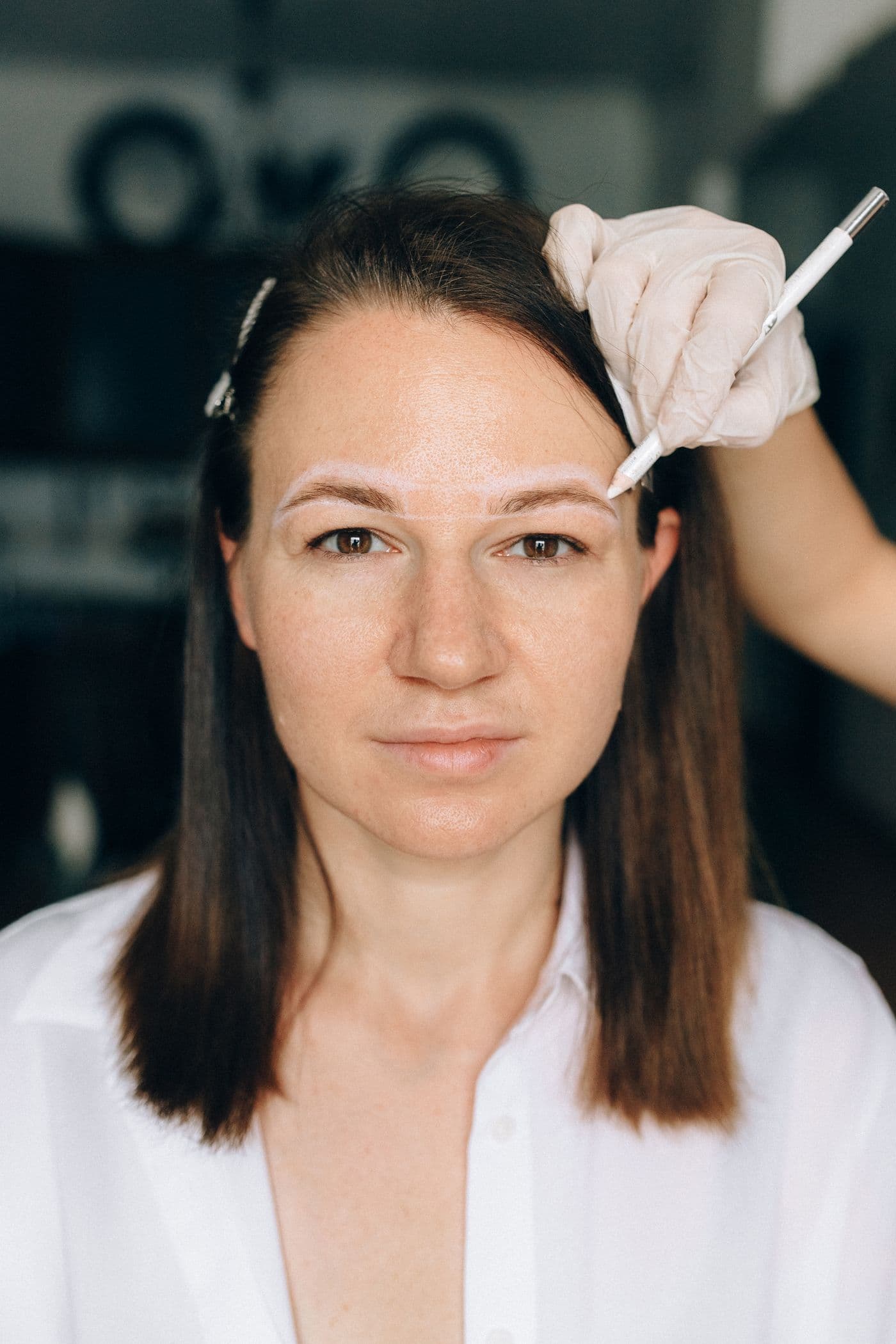 Detailaufnahme einer professionellen Brauenvermessung im Beauty-Studio