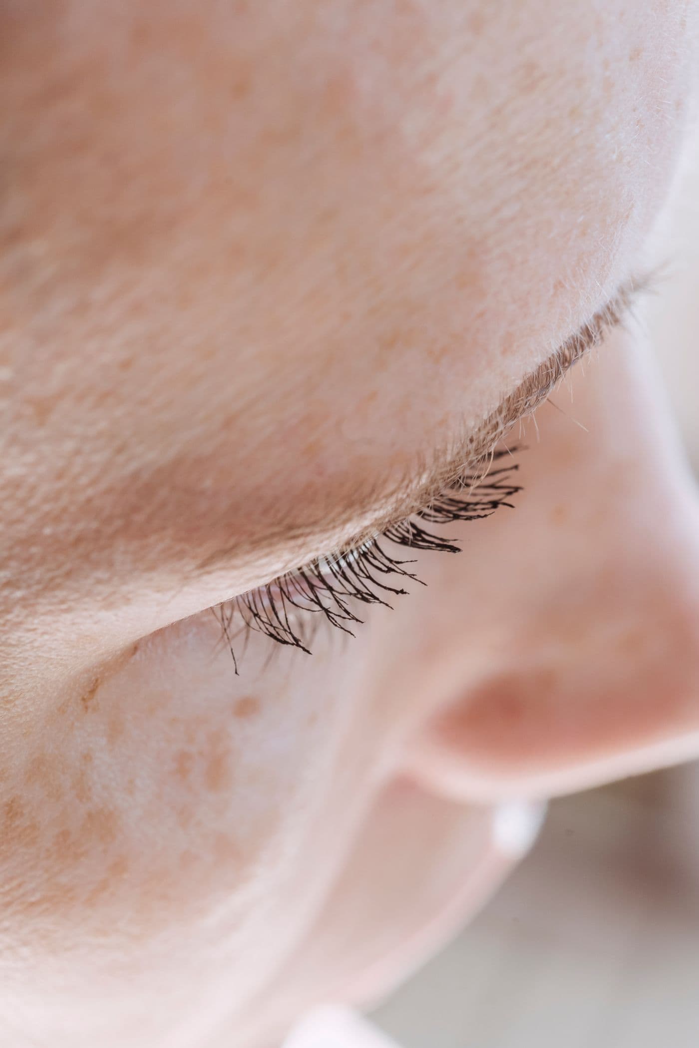 Nahaufnahme natürlicher Wimpern und unretuschierter Haut